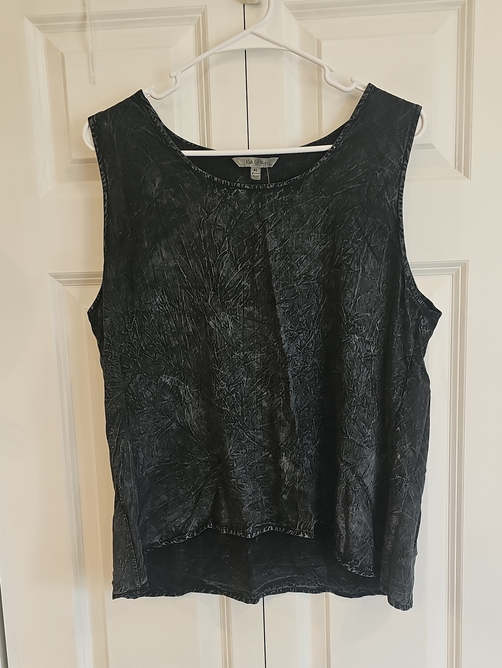 Silky Crush Texture Black Sleeveless Women’s Tank Top